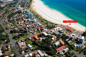 黃金海岸的住宿－Kirra Beach Unit，享有城市和海滩的空中景致