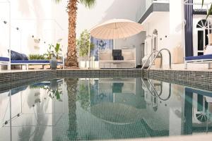 Bazén v ubytování Riad VIP Bed & Breakfast nebo v jeho okolí