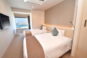 Odysis Suites Osaka Airport Hotel客房内的一张或多张床位