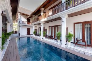 una imagen de una piscina en una villa en Cozy An Boutique Hotel Luangprabang, en Luang Prabang