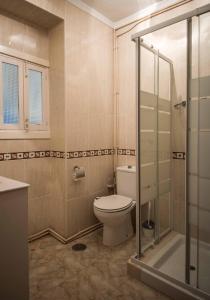 La salle de bains est pourvue d'une douche et de toilettes. dans l'établissement Vista Castillo Apartments, à Alora