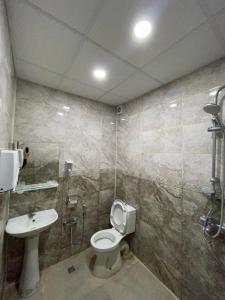 A bathroom at Rahat Hostel