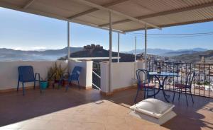 d'un balcon avec des chaises et une table offrant une vue. dans l'établissement Vista Castillo Apartments, à Alora