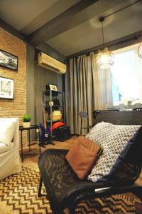 Posezení v ubytování Tuk Tuk House 250m from MRT Sirikit