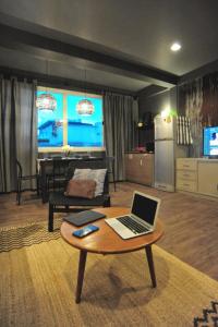 TV a/nebo společenská místnost v ubytování Tuk Tuk House 250m from MRT Sirikit