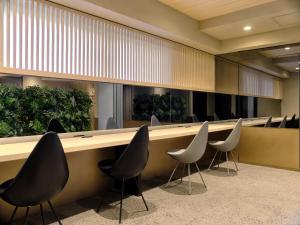 une salle de conférence avec une grande table et des chaises dans l'établissement Sakura Cross Hotel Kyoto Kiyomizu, à Kyoto