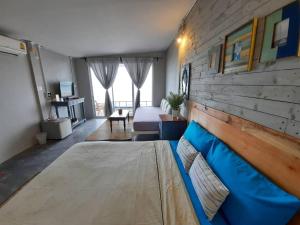 1 dormitorio con sofá azul en una habitación en บ้านฟ้าใส รีสอร์ท เกาะล้าน en Ko Larn