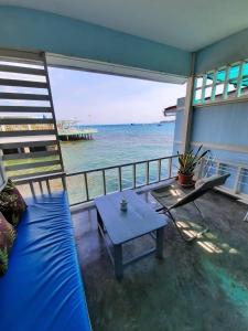 a view of the ocean from the balcony of a house at บ้านฟ้าใส รีสอร์ท เกาะล้าน in Ko Larn