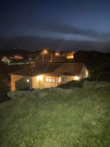una casa con luces encima de ella por la noche en BezerreiraComVida-O refúgio do monte en Bezerreira