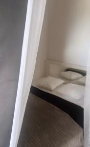 フェルスにあるНураのカーテン付きの客室で、ベッド2台を利用します。