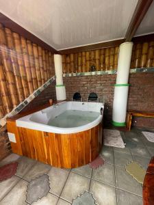 a large bath tub in a room with at Cabañas la Miranda in Filandia