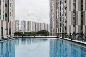 uma grande piscina numa cidade com edifícios altos em Maison Villa Penthouse 3Br Dist.2 em Ho Chi Minh