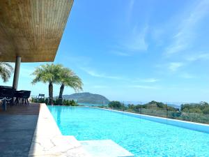 - une piscine dans une villa avec vue dans l'établissement Luxury Resort Rawai, à Rawai Beach