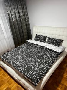Łóżko lub łóżka w pokoju w obiekcie Jhonny apartament Taxi#Airport#Bucharest#Therme