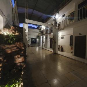 um quarto amplo com piso em azulejo e um corredor em HOSTAL BOLIVIA EN YACUIBA em Yacuiba