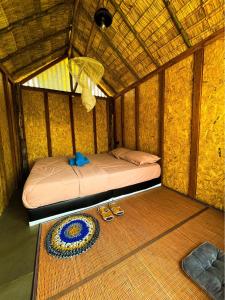 清道的住宿－Nha-Da Land，小房间,地板上配有一张床和鞋子