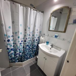 a bathroom with a sink and a shower curtain at Apartamento en Complejo Arcobaleno in Punta del Este