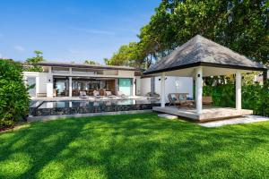 una casa con piscina e gazebo di Twin Villas Natai - 10 Bedroom Luxury Beach Front Villa a Natai Beach