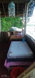 Yennanas BesirにあるEfenli Arnes homestayのテーブルと椅子が備わる客室のベッド1台分です。