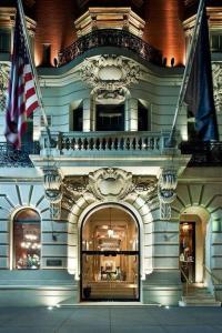 un bâtiment avec deux drapeaux au-dessus dans l'établissement Hotel-Studio @ The Mansfield Midtown, à New York