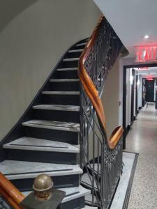 un escalier dans un bâtiment avec rampe en métal dans l'établissement Hotel-Studio @ The Mansfield Midtown, à New York