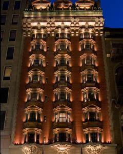 ein hohes Gebäude wird nachts beleuchtet in der Unterkunft Hotel-Studio @ The Mansfield Midtown in New York