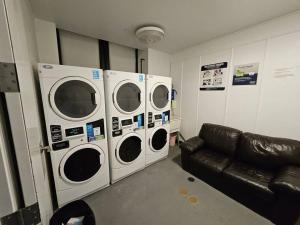 trzy pralki w pokoju z kanapą w obiekcie Hotel-Studio @ The Mansfield Midtown w Nowym Jorku