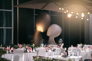 a table with white clothed tables and a giant balloon at Sha Zhi Ye Serviced Apartment Hotel - Houjie Wanda Plaza Liaoxia Subway Station in Dongguan +37 photos