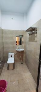 La salle de bains est pourvue de toilettes et d'un lavabo. dans l'établissement HOTEL KANAK KUTEER, à Ayodhya