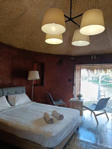 sypialnia z łóżkiem z 2 kapciami w obiekcie Khao Yai Lake Hill Resort เขาใหญ่เลค ฮิลล์ รีสอร์ท w mieście Khanong Phra