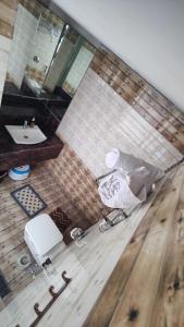 - une salle de bains avec lavabo dans l'établissement Richhariya Nature's Retreat Homes, à Jhansi