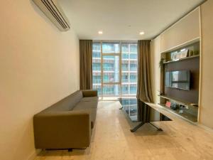 - un salon avec un canapé et une télévision dans l'établissement Platinum Suites KLCC Kuala Lumpur Bukit Bintang by AR Hospitality, à Kuala Lumpur