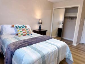 Un pat sau paturi într-o cameră la 10% off! Chic Home with Expansive Backyard