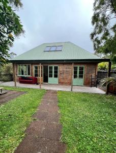 Vrt pred nastanitvijo Forest Hideaway ~ Rustic