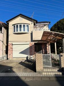 una casa con una recinzione di fronte di 晋～SHIN～各務原 a Kakamigahara