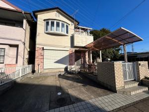 a house with a gate and a fence at 晋～SHIN～各務原 in Kakamigahara