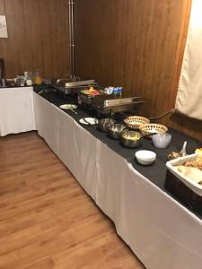 una línea de buffet con comida en una mesa en Penzión Zátoka, en Liptovský Mikuláš