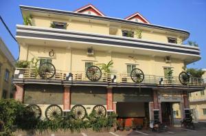 a building with bicycle tires on the front of it at Keanthay Guest House in Battambang