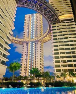 mit Blick auf zwei hohe Gebäude und einen Pool in der Unterkunft Datum KLCC Sky Ring Linked To LRT & Mall by AwNa in Kuala Lumpur