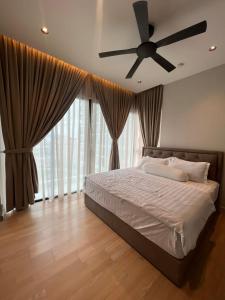 Schlafzimmer mit einem Bett und einem Deckenventilator in der Unterkunft Datum KLCC Sky Ring Linked To LRT & Mall by AwNa in Kuala Lumpur