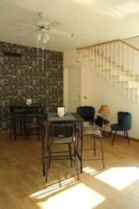- une salle à manger avec une table et des chaises dans l'établissement Rhospitality - B&B Villa Milano, à Cornaredo