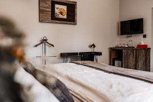 Televízia a/alebo spoločenská miestnosť v ubytovaní Padre Boutique Hotel