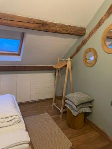 um quarto com uma cama, uma escada e um espelho em Les Lavandes de Durbuy em Durbuy