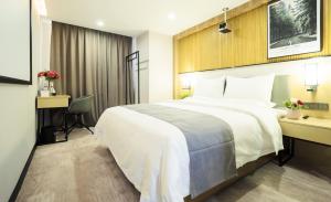 Postel nebo postele na pokoji v ubytování The Best Time Hotel Pazhou-Free shuttle bus for canton fair