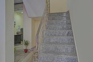 een trap in een gebouw met een trap bij OYO Hotel Jmd Residency in Shāhdara