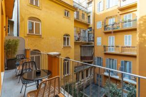 un balcone con tavolo, sedie e edifici di Residenza Piranesi by Tree Charme a Roma