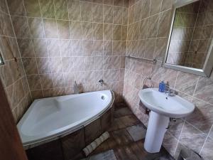 un baño con bañera y lavabo en Blyde River Cabins, en Hoedspruit 58 fotos más