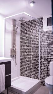 ein Bad mit einer Dusche, einem Waschbecken und einem WC in der Unterkunft apartment next to park guell in Barcelona