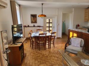 eine Küche und ein Esszimmer mit einem Tisch und Stühlen in der Unterkunft Gite la ferme des maraîchers in Albigny-sur-Saone