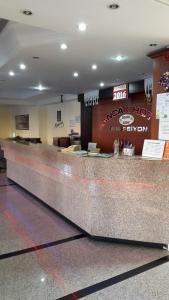 einen Tresen in einem Fast-Food-Restaurant in der Unterkunft SANCAK HOTEL in Büyükçekmece